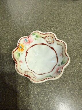 Tobin’s Nippon Vitage Scalloped Ceramic Berry Bowls in White.